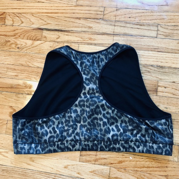 ASOS 4505 Curve High Neck Sports Bra with mesh panel in leopard - Picture 3 of 3